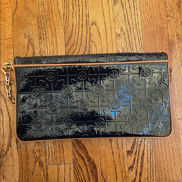 Tory Burch Navy Patent Leather Clutch With Gold Chain And Logos - Picture 6 of 7